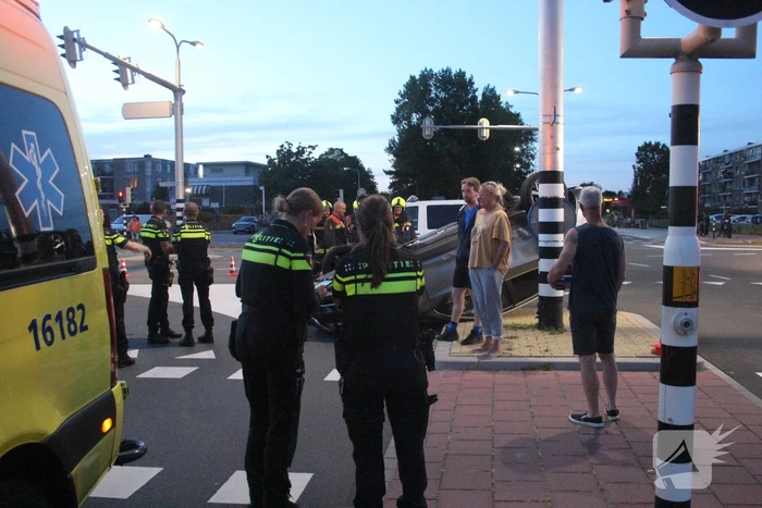 Auto belandt op zijn kop na ongeval