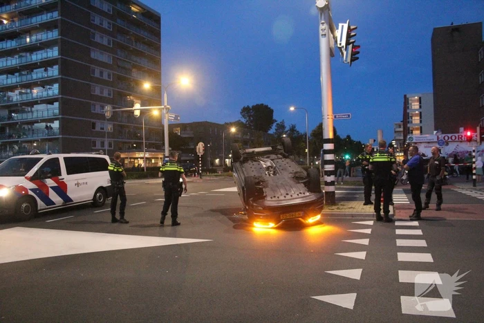 Auto belandt op zijn kop na ongeval