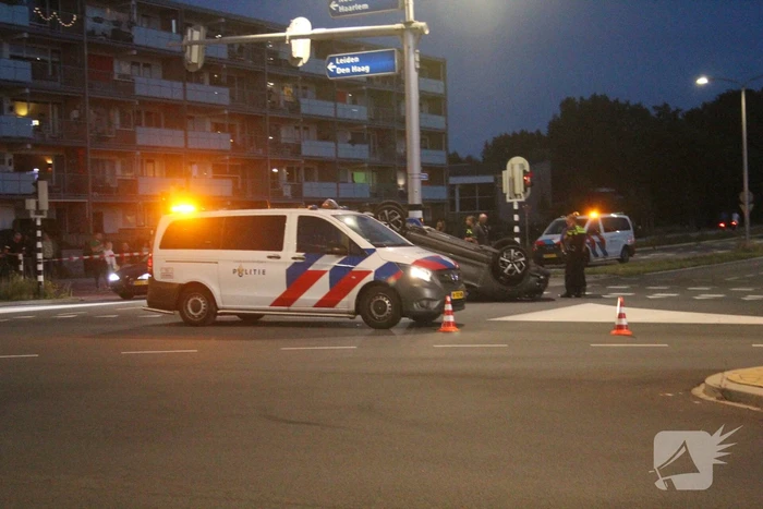 Auto belandt op zijn kop na ongeval