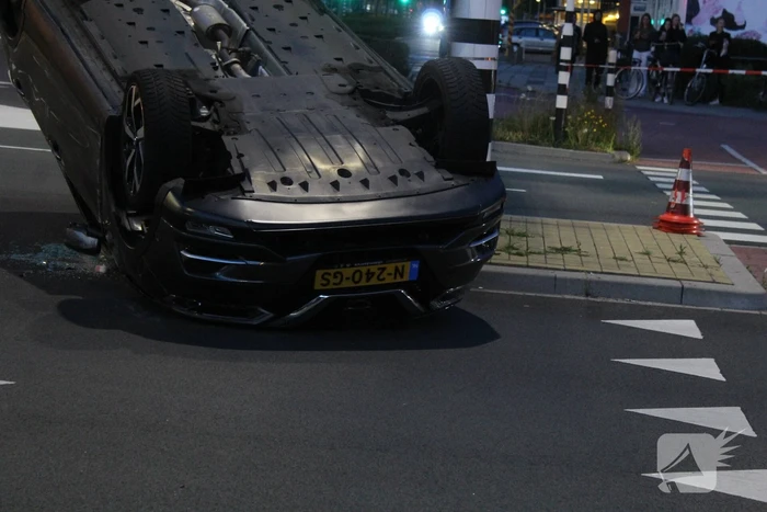 Auto belandt op zijn kop na ongeval