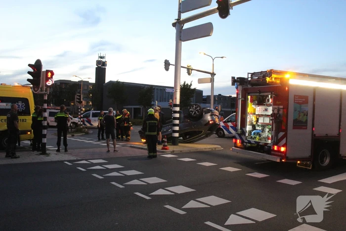 Auto belandt op zijn kop na ongeval