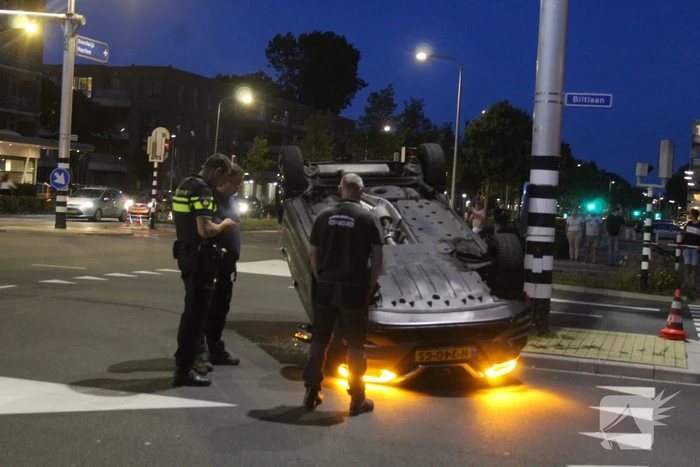 Auto belandt op zijn kop na ongeval