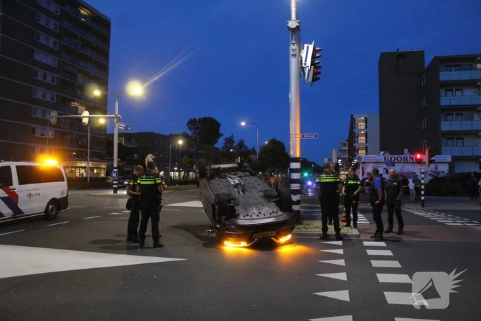 Auto belandt op zijn kop na ongeval