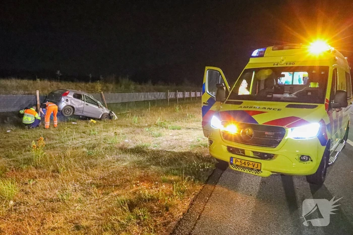Auto slaat over de kop, bestuurder gewond naar ziekenhuis