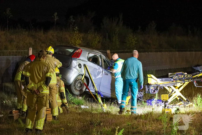 Auto slaat over de kop, bestuurder gewond naar ziekenhuis