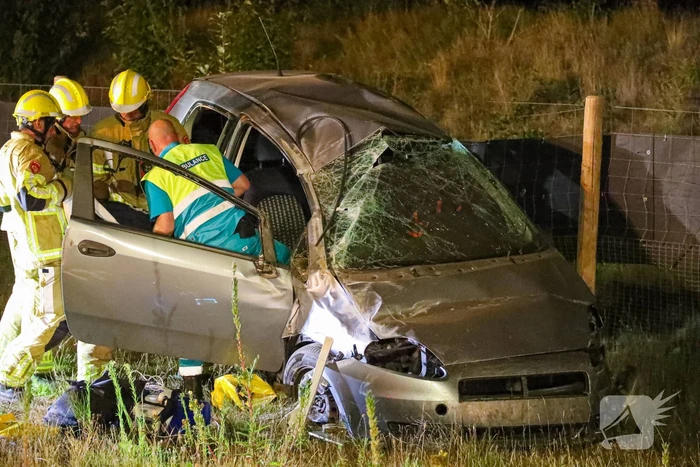 Auto slaat over de kop, bestuurder gewond naar ziekenhuis