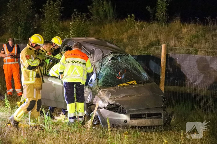 Auto slaat over de kop, bestuurder gewond naar ziekenhuis