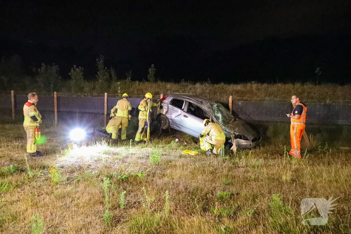 Auto slaat over de kop, bestuurder gewond naar ziekenhuis