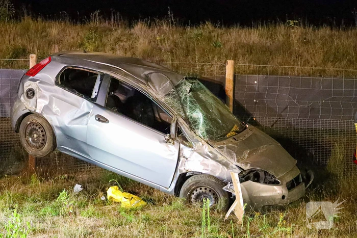 Auto slaat over de kop, bestuurder gewond naar ziekenhuis