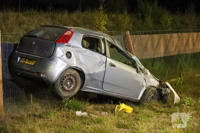 Auto slaat over de kop, bestuurder gewond naar ziekenhuis