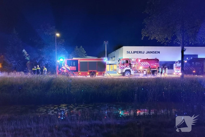 Afvalbak voor bedrijfspand vliegt in brand