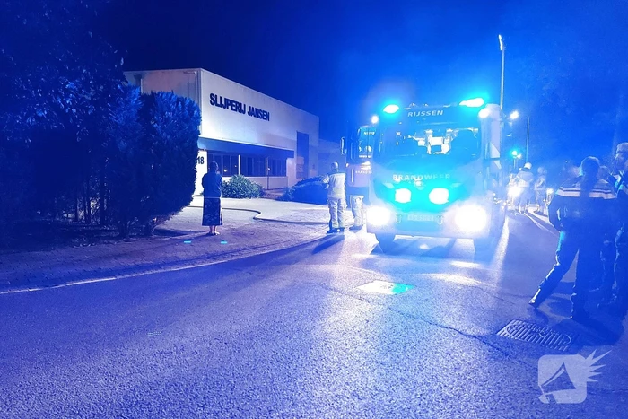 Afvalbak voor bedrijfspand vliegt in brand