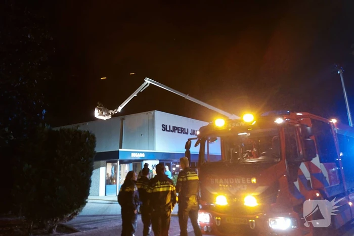 Afvalbak voor bedrijfspand vliegt in brand