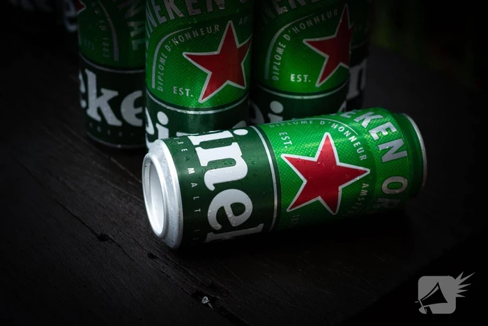 Vrachtwagen verliest 96 000 Heineken-bierblikjes