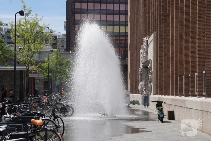 Water spuit metershoog uit brandkraan