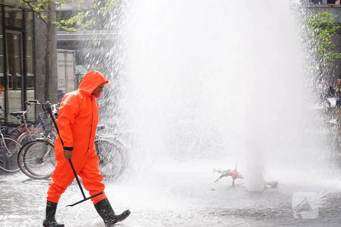 Water spuit metershoog uit brandkraan
