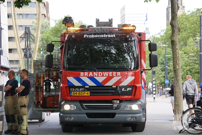 Water spuit metershoog uit brandkraan