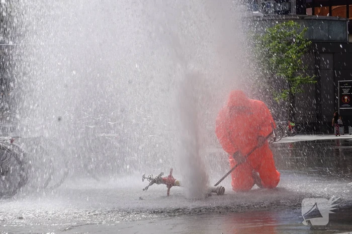Water spuit metershoog uit brandkraan