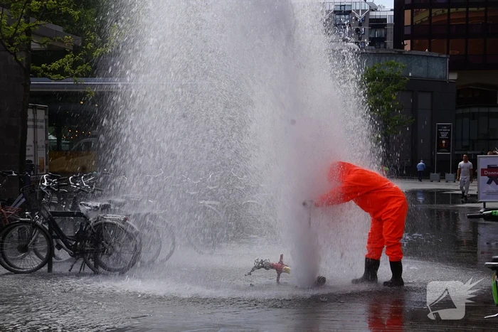 Water spuit metershoog uit brandkraan