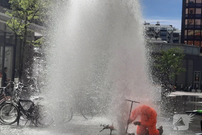 Water spuit metershoog uit brandkraan