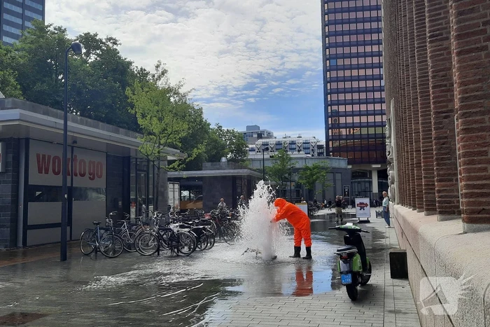 Water spuit metershoog uit brandkraan