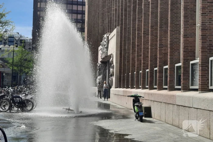 Water spuit metershoog uit brandkraan