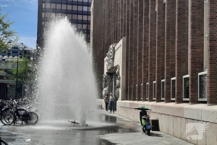Water spuit metershoog uit brandkraan