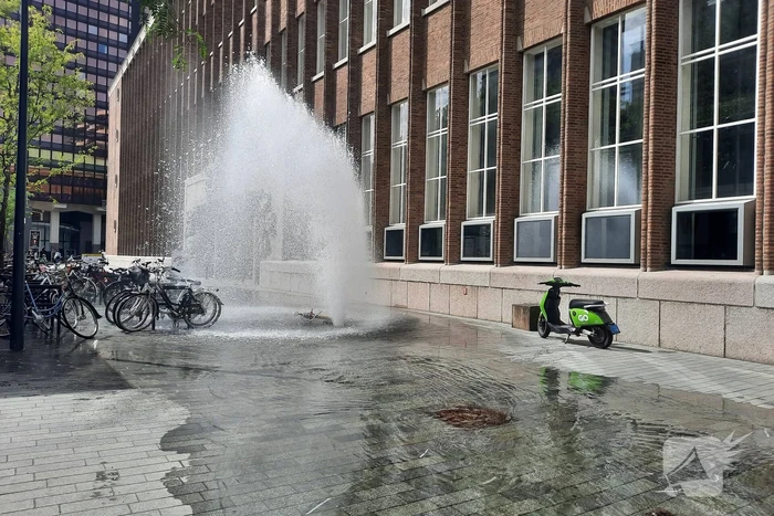 Water spuit metershoog uit brandkraan