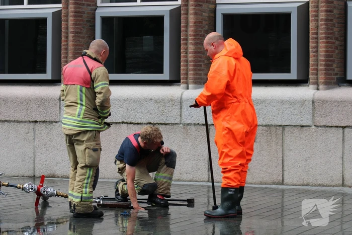 Water spuit metershoog uit brandkraan