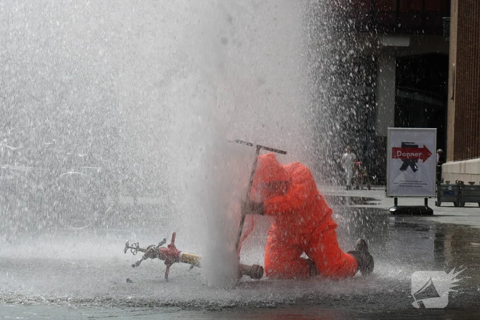 Water spuit metershoog uit brandkraan