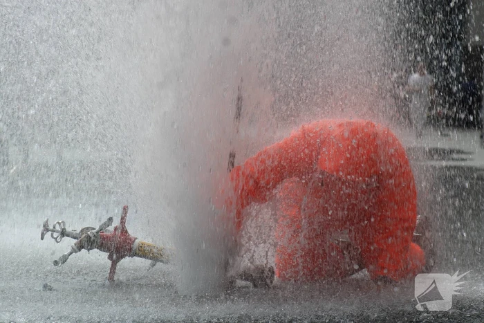 Water spuit metershoog uit brandkraan