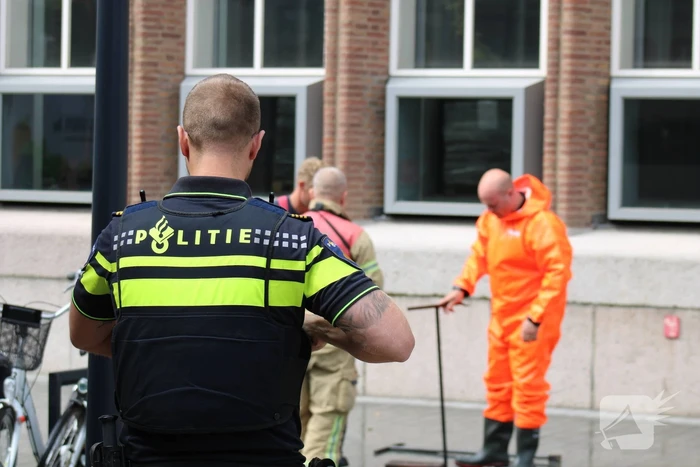 Water spuit metershoog uit brandkraan