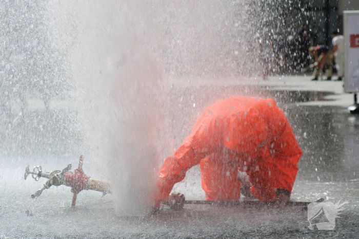Water spuit metershoog uit brandkraan