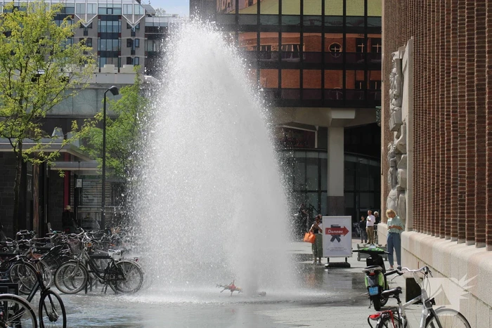 Water spuit metershoog uit brandkraan