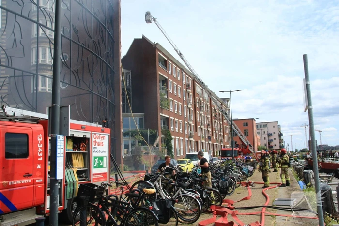 Enorme rookwolken bij brand in appartement