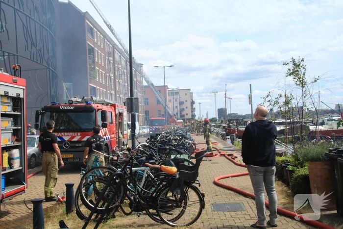 Enorme rookwolken bij brand in appartement
