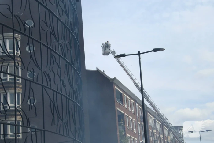Enorme rookwolken bij brand in appartement