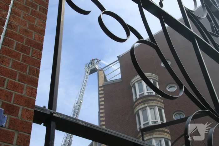 Enorme rookwolken bij brand in appartement