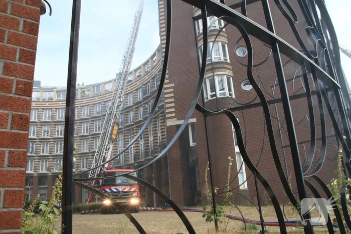 Enorme rookwolken bij brand in appartement