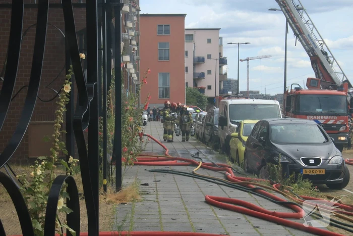 Enorme rookwolken bij brand in appartement