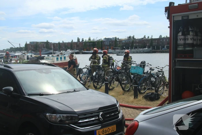 Enorme rookwolken bij brand in appartement