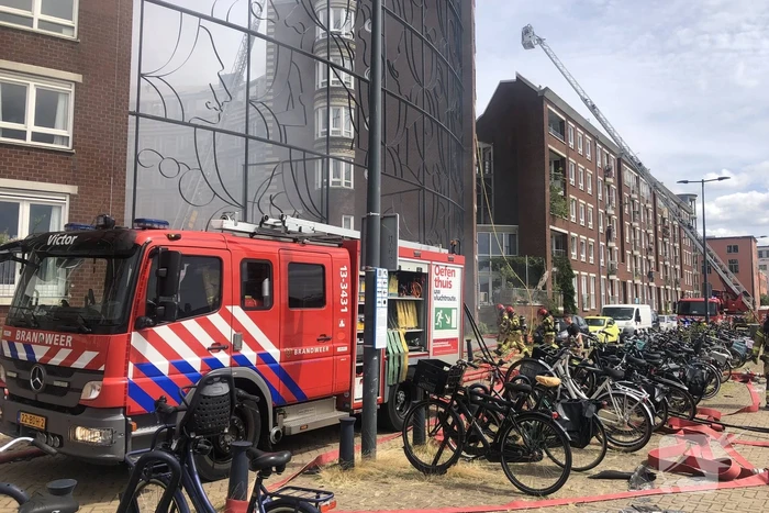 Enorme rookwolken bij brand in appartement