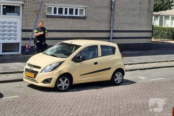 Automobilist rijdt in op voetganger