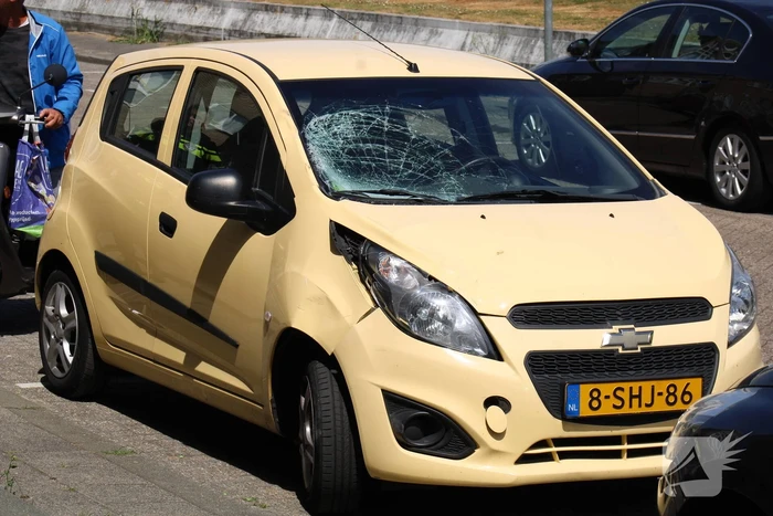 Automobilist rijdt in op voetganger