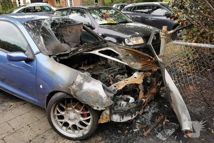 Auto zwaar beschadigd vanwege brand