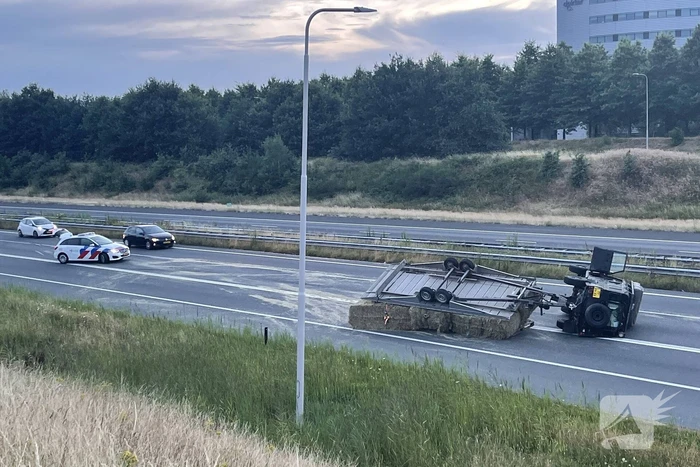 Aanhanger met hooibalen gekanteld op snelweg