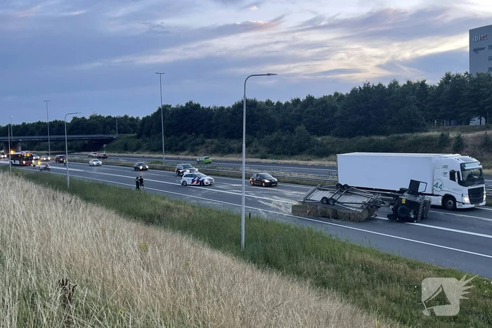 Aanhanger met hooibalen gekanteld op snelweg