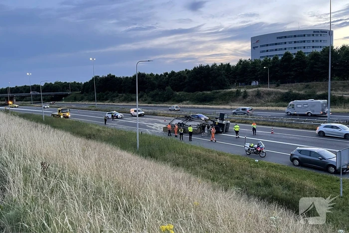 Aanhanger met hooibalen gekanteld op snelweg
