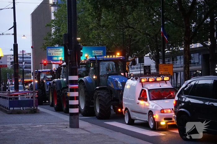 Boeren met trekkers in centrum