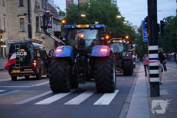 Boeren met trekkers in centrum